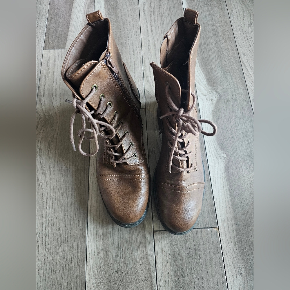 Brown combat moto biker pleather boots lace up side zipper size 9 mid calf
